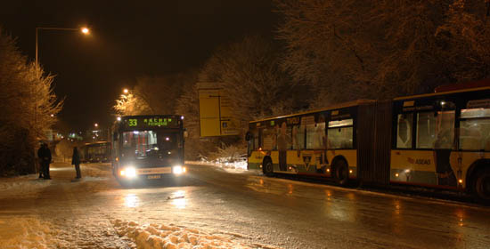 Drei Busse stehen an der Kreuzung, zwei davon eingeknickt.