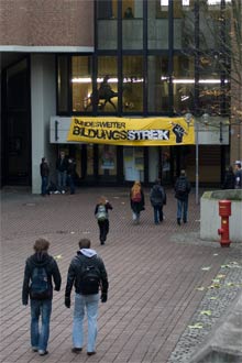 An das Kármánn-Auditorium wurde ein Banner gehängt, auf dem Bildungsstreik steht