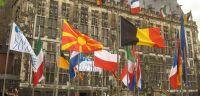 Viele Flaggen auf dem Aachener Marktplatz