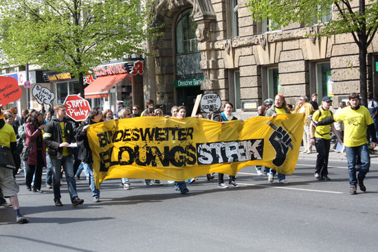 Der Protestzug läuft vom Theaterplatz Richtung Elisenbrunnen, angeführt von Leuten die ein gelbes Transparent mit Aufschrift &ldquot;Bundesweiter Bildungsstreik&rdquot; tragen.